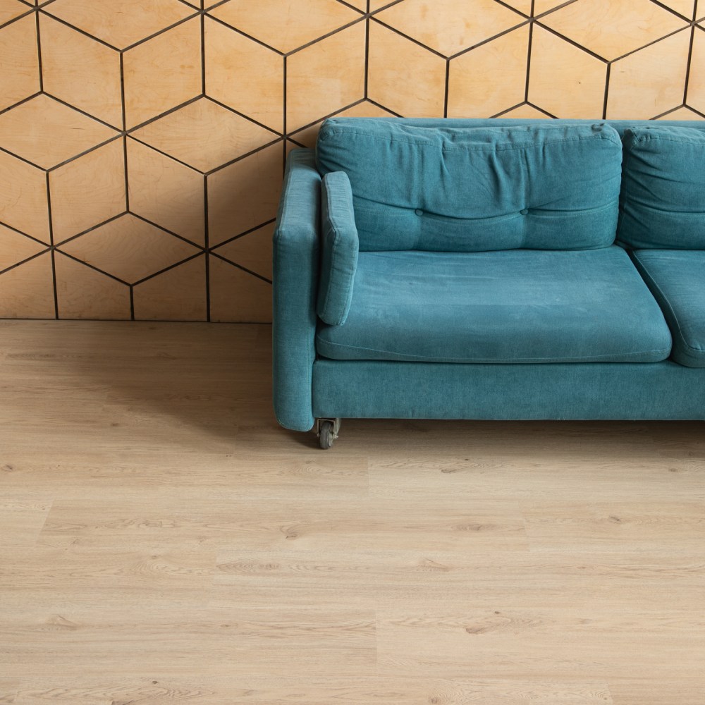 Кварцвиниловый SPC ламинат Vinilam Cork Premium Дуб Лас-Пальмас 33606 1220×225×8 фото в интерьере